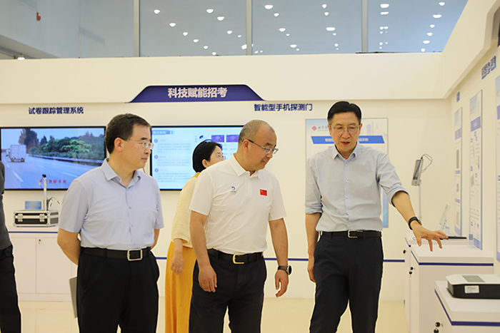 北京市委常委、教育工委书记于英杰，市委教育工委副书记、市教委主任李奕检查北京市高考工作